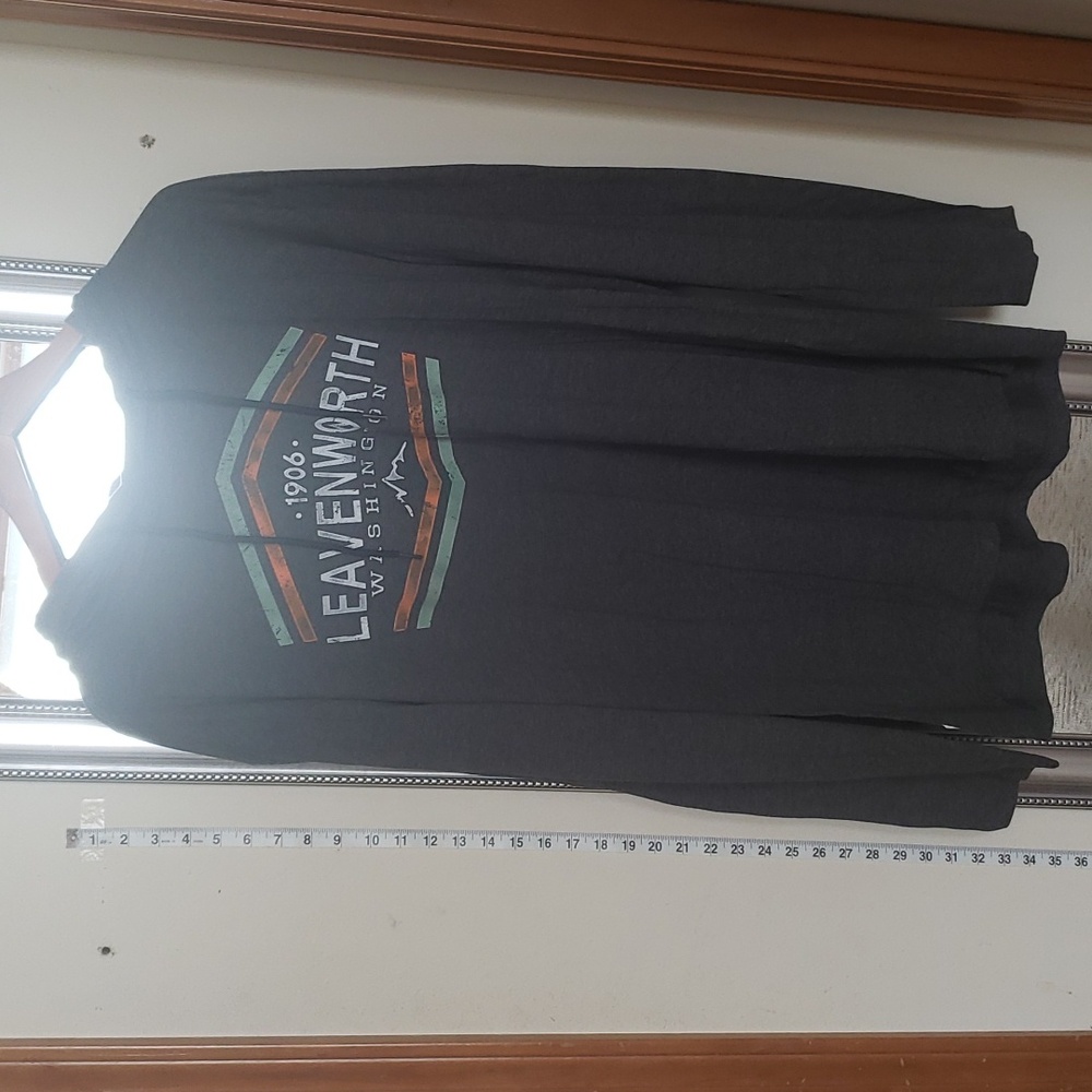 NWT. Leavenworth Washington. Long Sleeve Hoodie. 2XL. Charcoal.